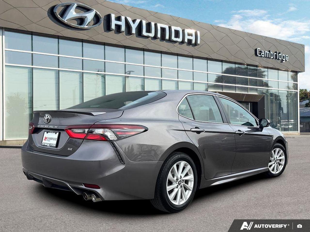 2024 Toyota Camry SE   NO ACCIDENTS   HEATED SEATS   6.1L/100KM Photo