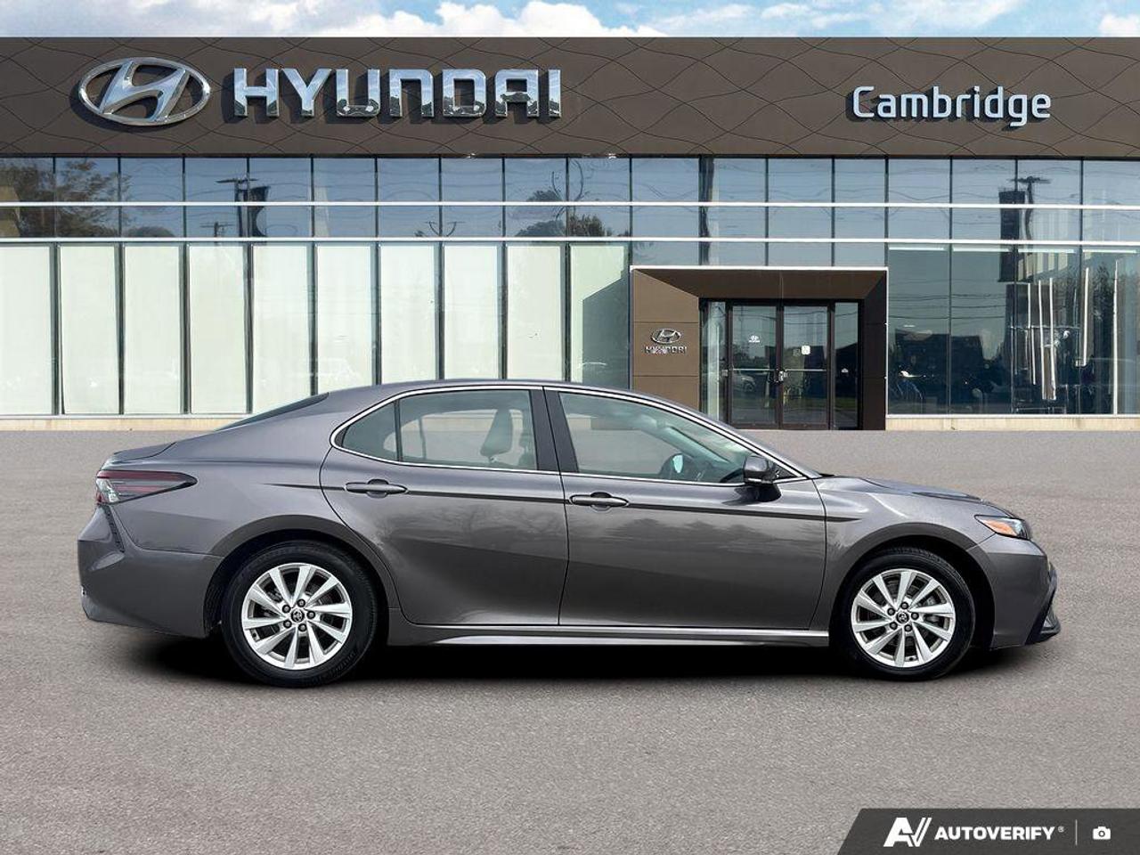 2024 Toyota Camry SE   NO ACCIDENTS   HEATED SEATS   6.1L/100KM Photo