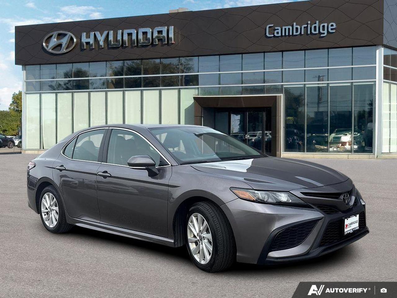 2024 Toyota Camry SE   NO ACCIDENTS   HEATED SEATS   6.1L/100KM Photo
