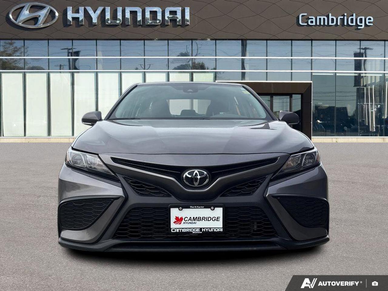 2024 Toyota Camry SE   NO ACCIDENTS   HEATED SEATS   6.1L/100KM Photo