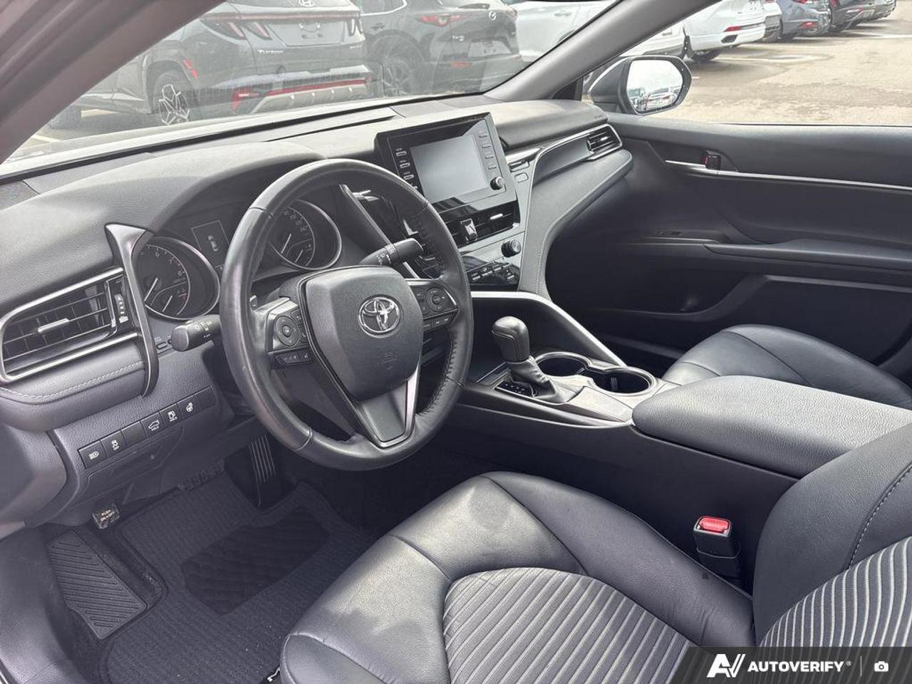 2024 Toyota Camry SE   NO ACCIDENTS   HEATED SEATS   6.1L/100KM Photo