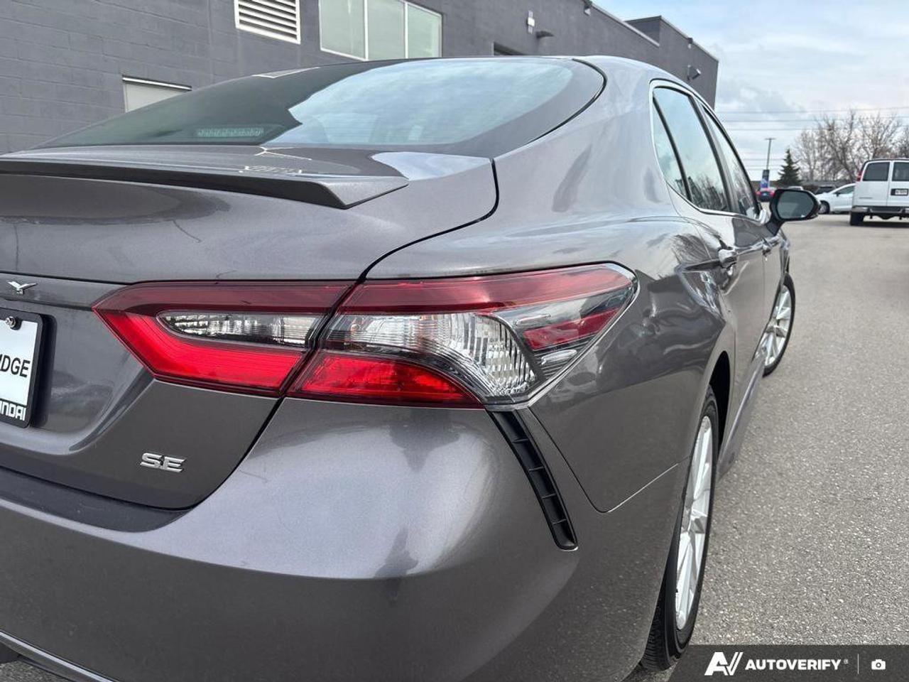 2024 Toyota Camry SE   NO ACCIDENTS   HEATED SEATS   6.1L/100KM Photo