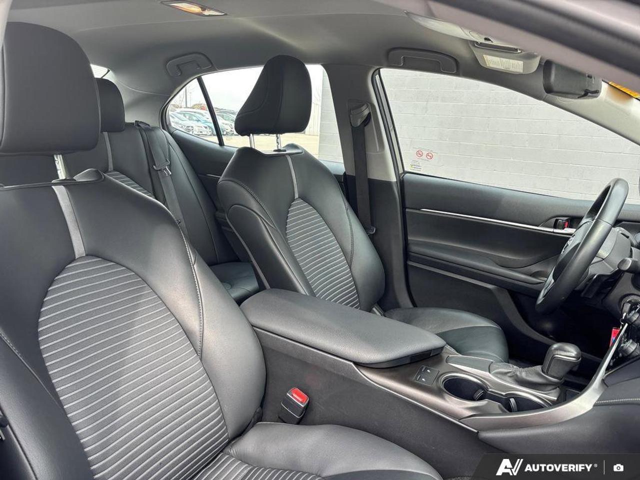 2024 Toyota Camry SE   NO ACCIDENTS   HEATED SEATS   6.1L/100KM Photo
