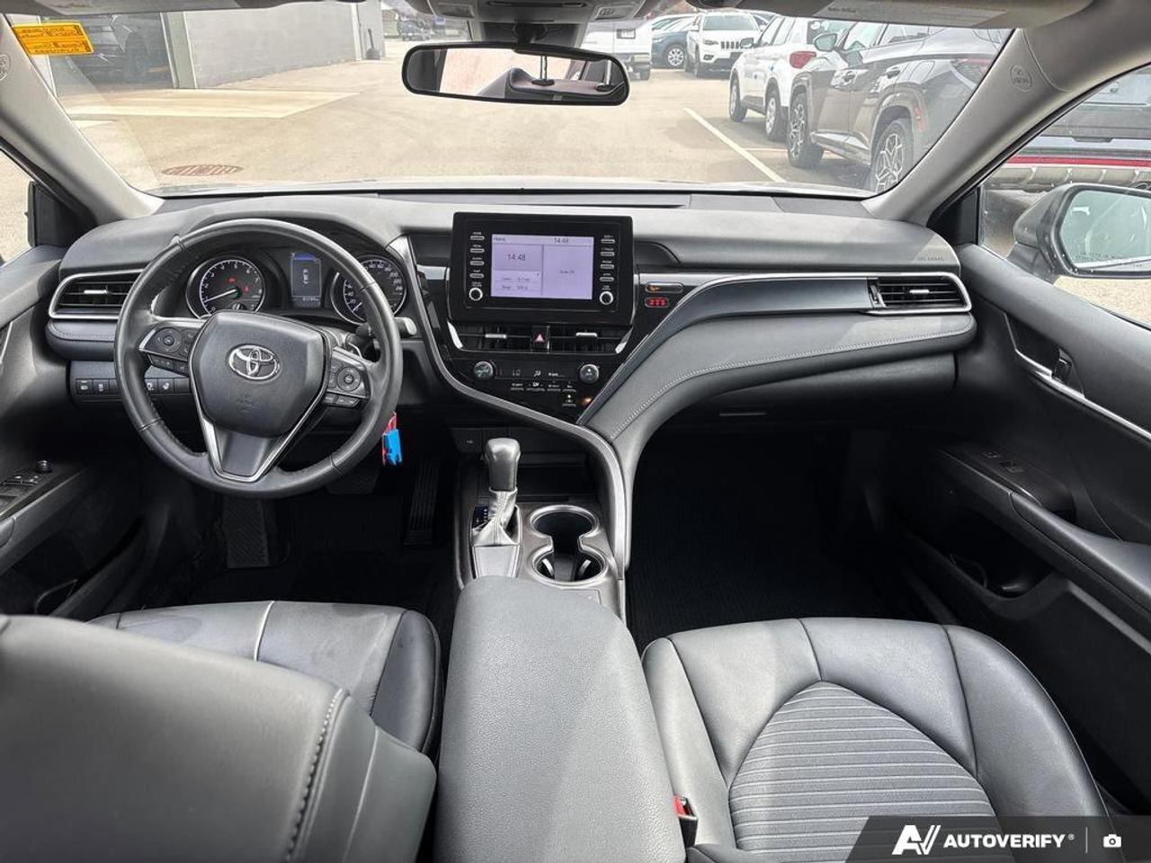 2024 Toyota Camry SE   NO ACCIDENTS   HEATED SEATS   6.1L/100KM Photo