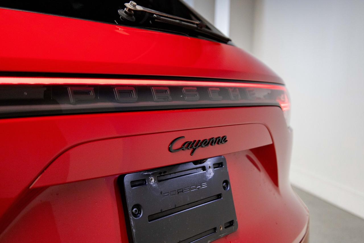 2022 Porsche Cayenne Premium Pkg + RS design Rims Safety Certified Photo4