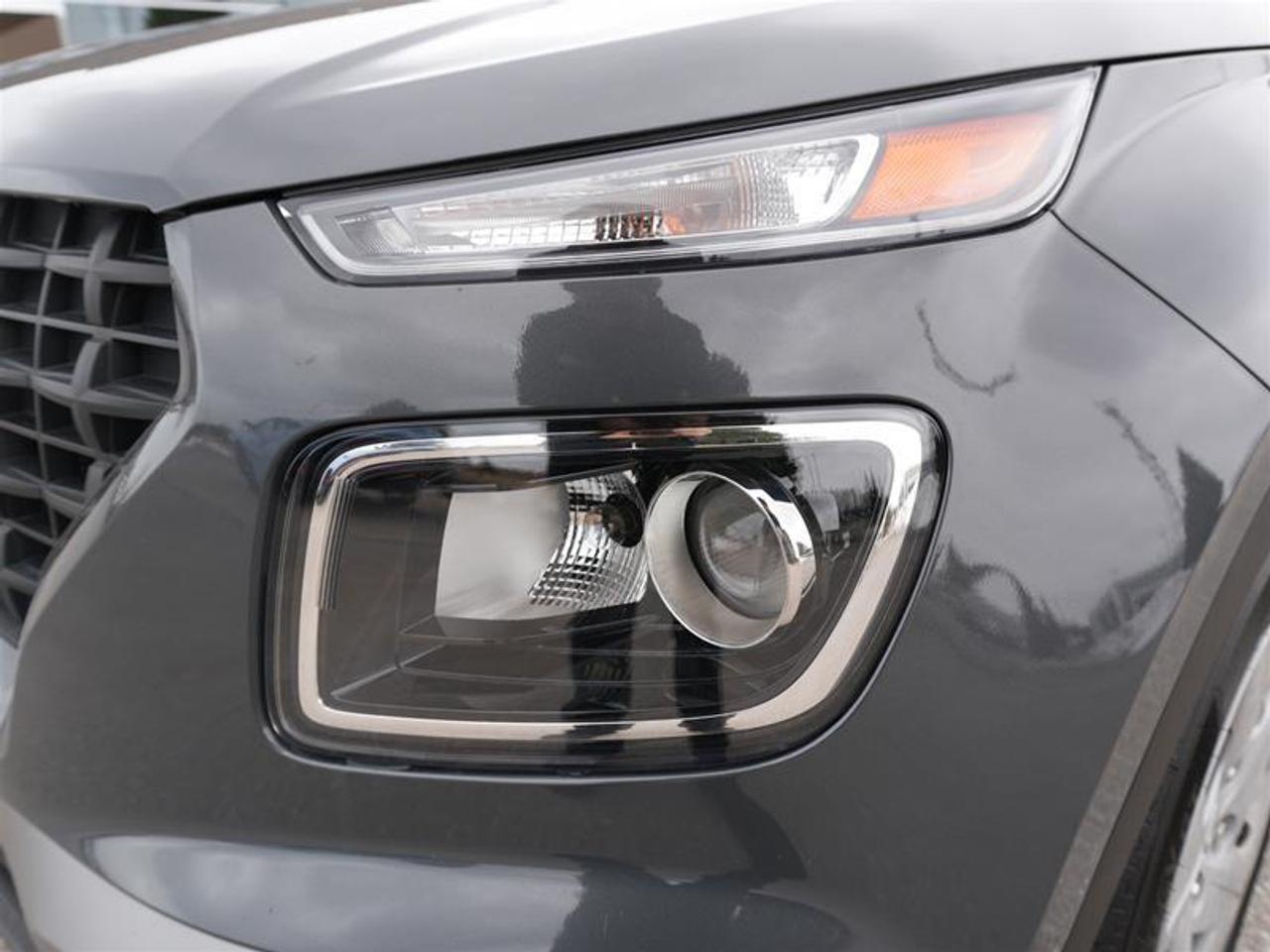 2025 Hyundai Venue Essential IVT w/Two-Tone Photo4