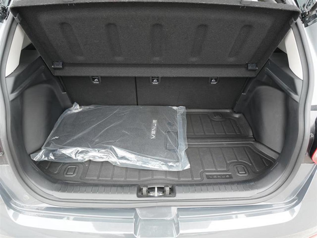 2025 Hyundai Venue Essential IVT w/Two-Tone Photo