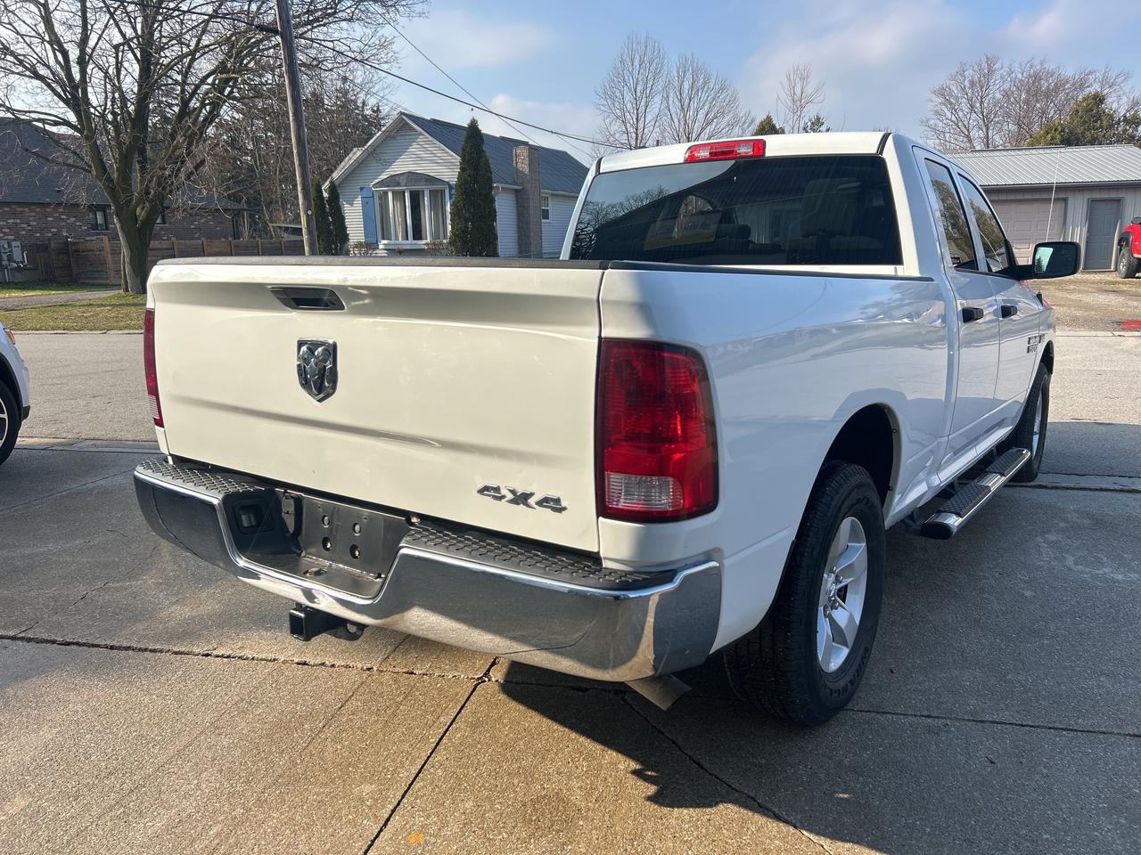 2017 RAM 1500 SXT  4X4  5.7L - V8 Photo4