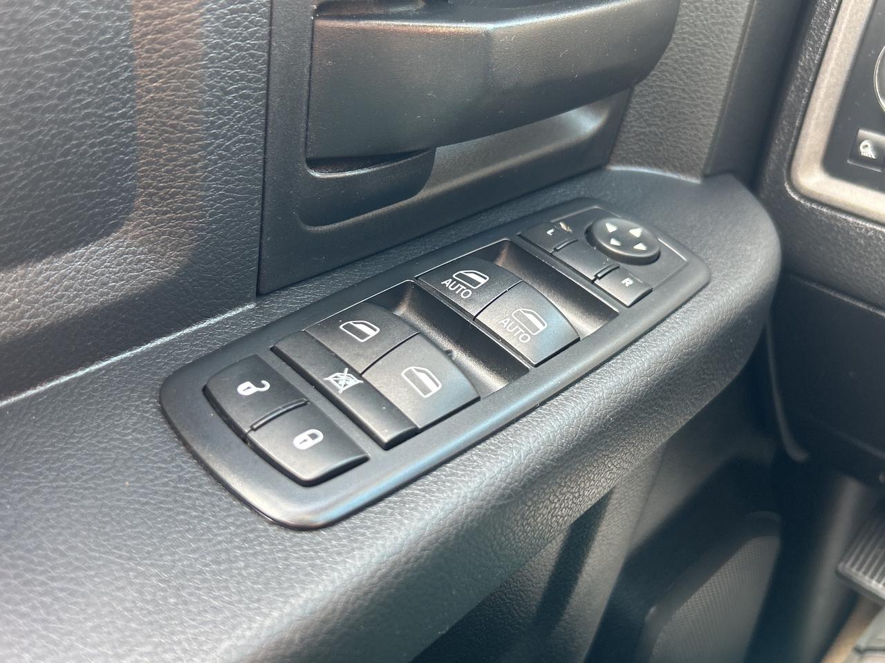 2017 RAM 1500 SXT  4X4  5.7L - V8 Photo