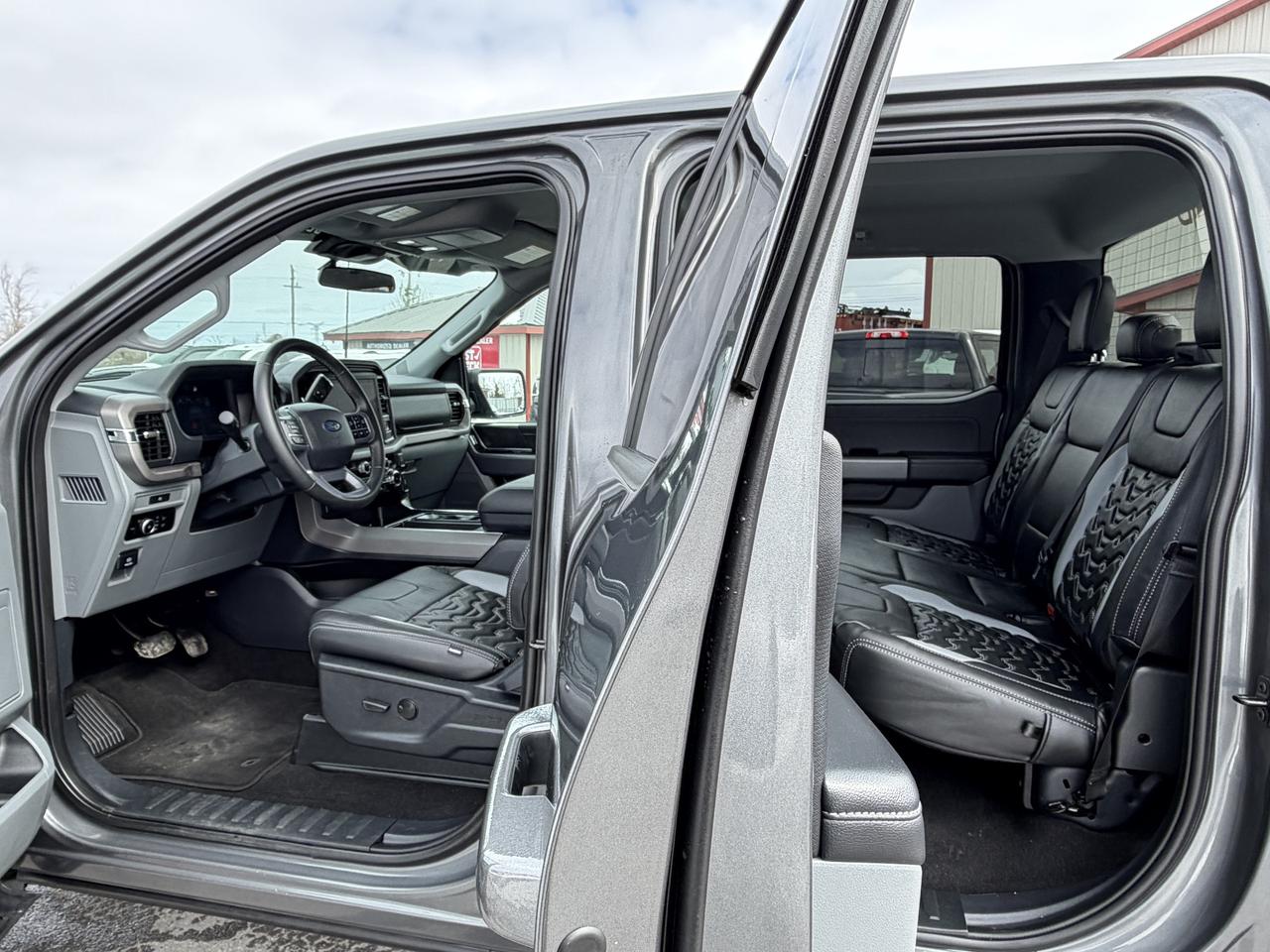 2025 Ford F-150 XLT STEALTH EDITION!! Photo