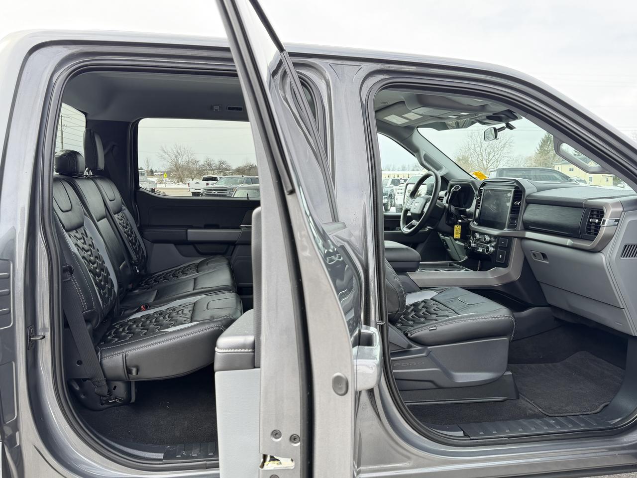 2025 Ford F-150 XLT STEALTH EDITION!! Photo