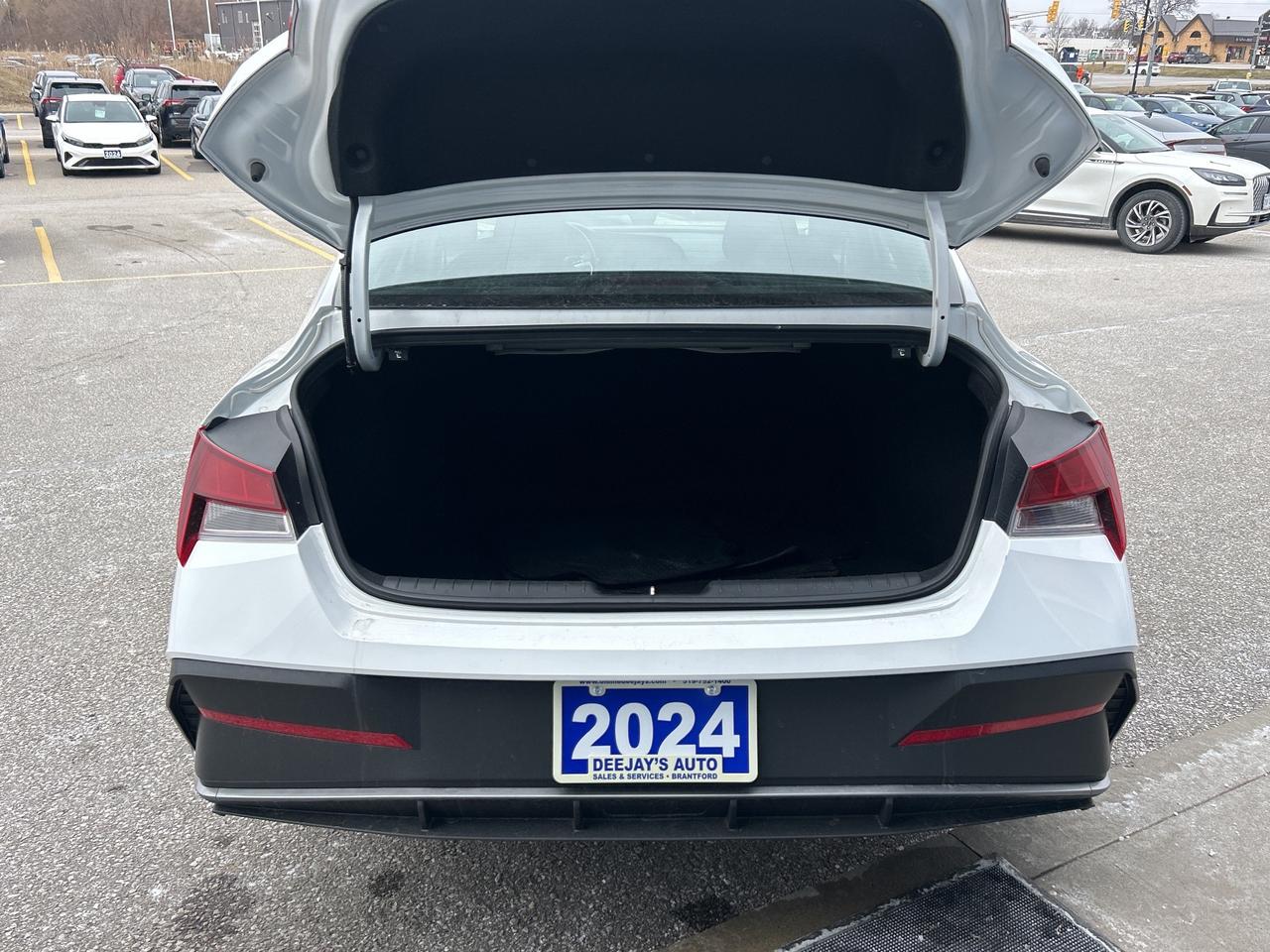 2024 Hyundai Elantra Essential   Clean Carfax Photo4