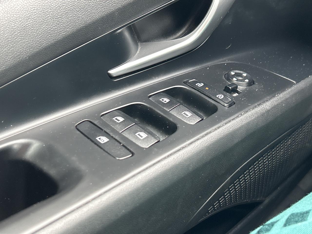 2024 Hyundai Elantra Essential   Clean Carfax Photo