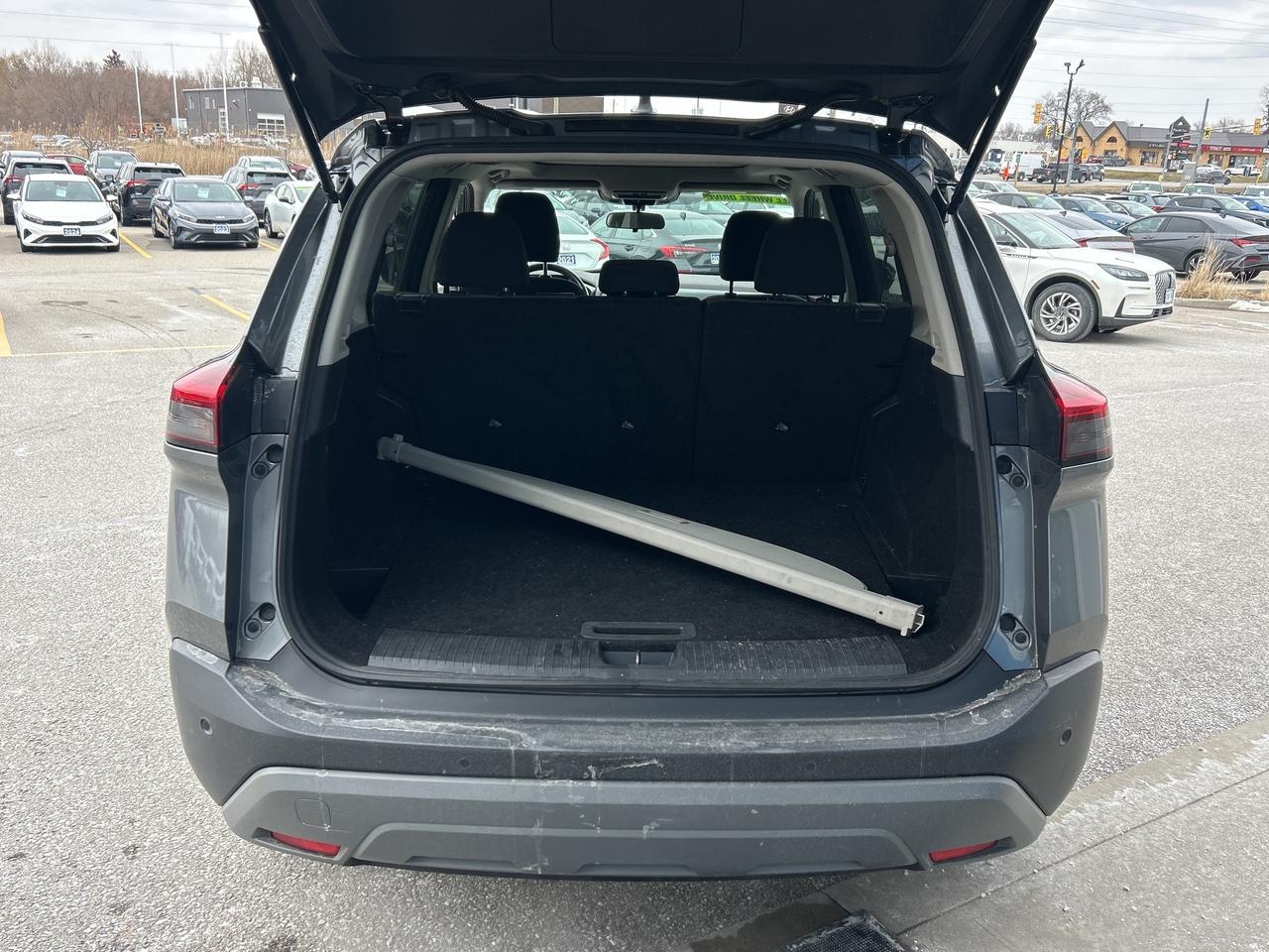 2021 Nissan Rogue SV   Clean Carfax Photo4