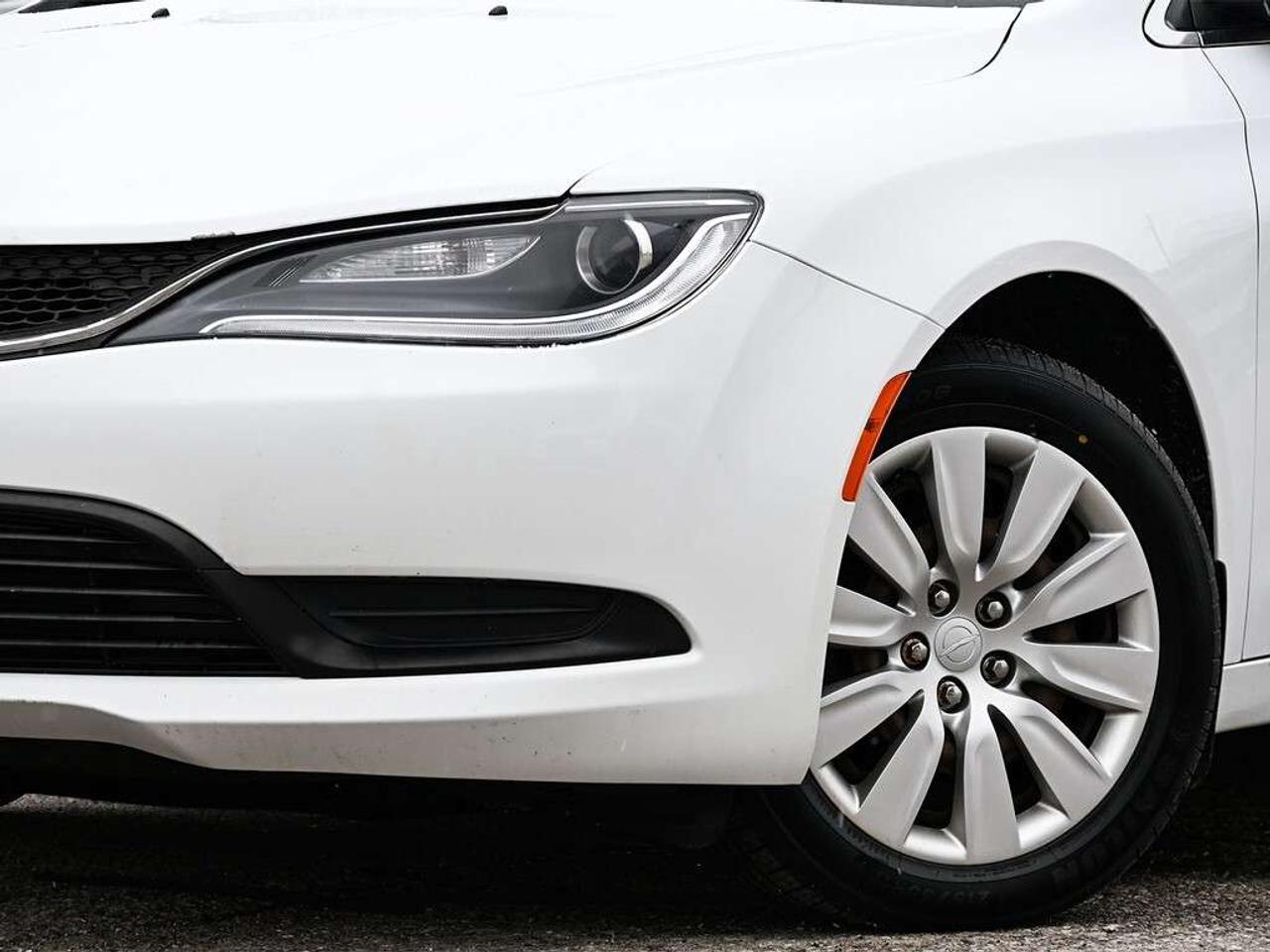 2015 Chrysler 200 LX ~Bluetooth ~Power Locks + Mirrors ~LOW KM! Photo5