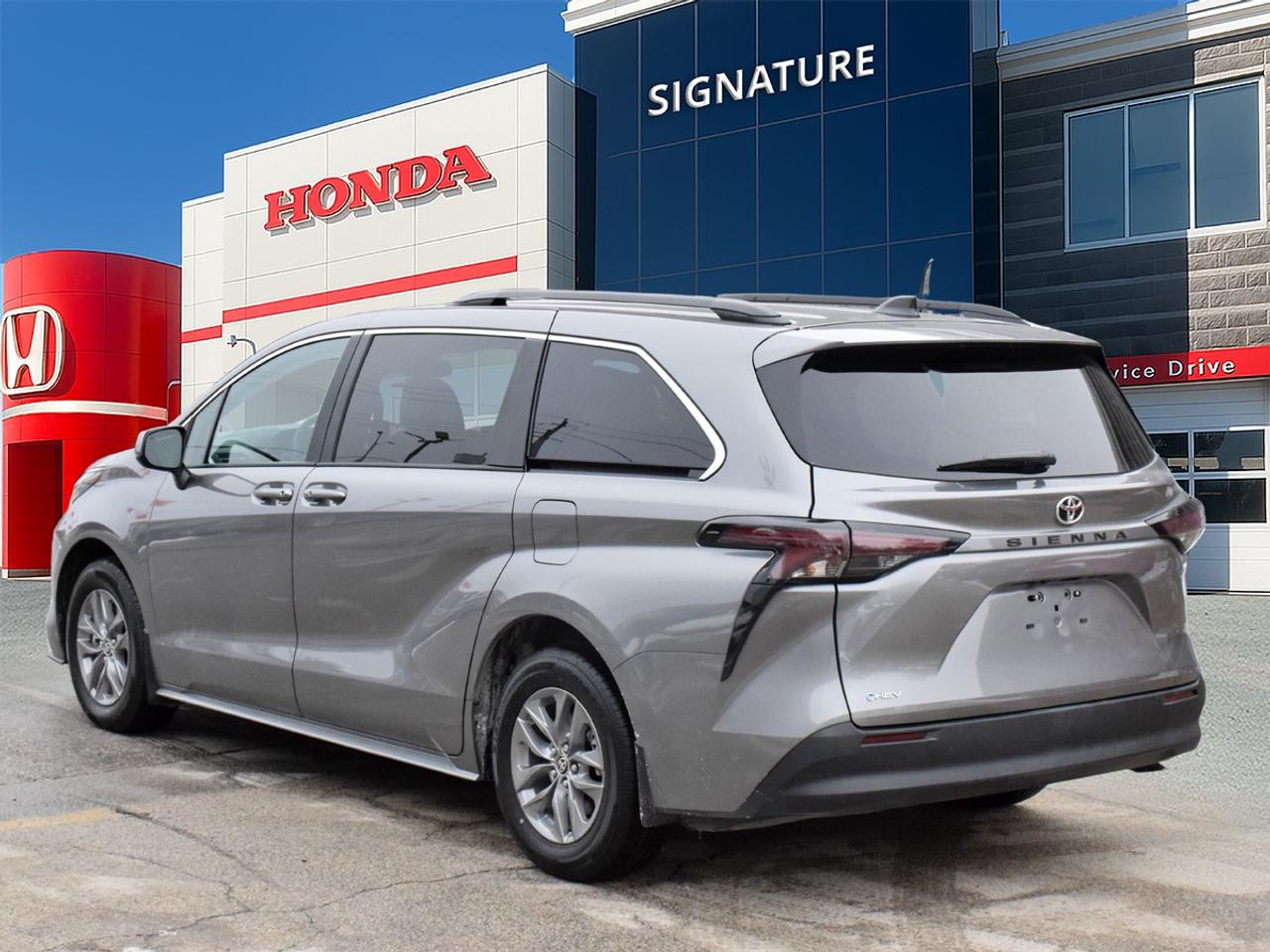 2026 Toyota Sienna LE Photo3