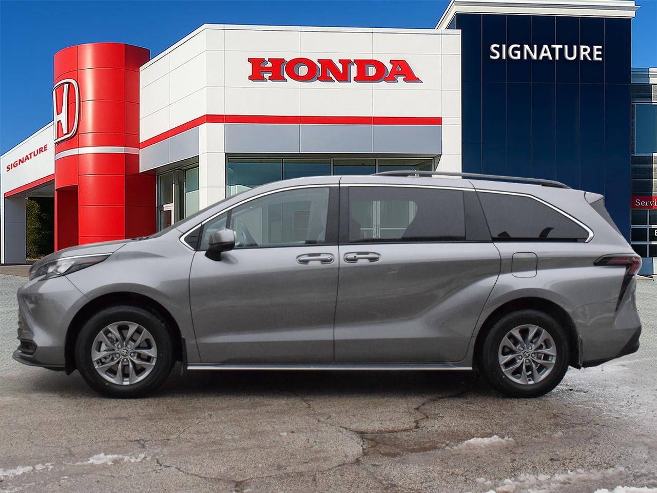 2026 Toyota Sienna LE Photo2