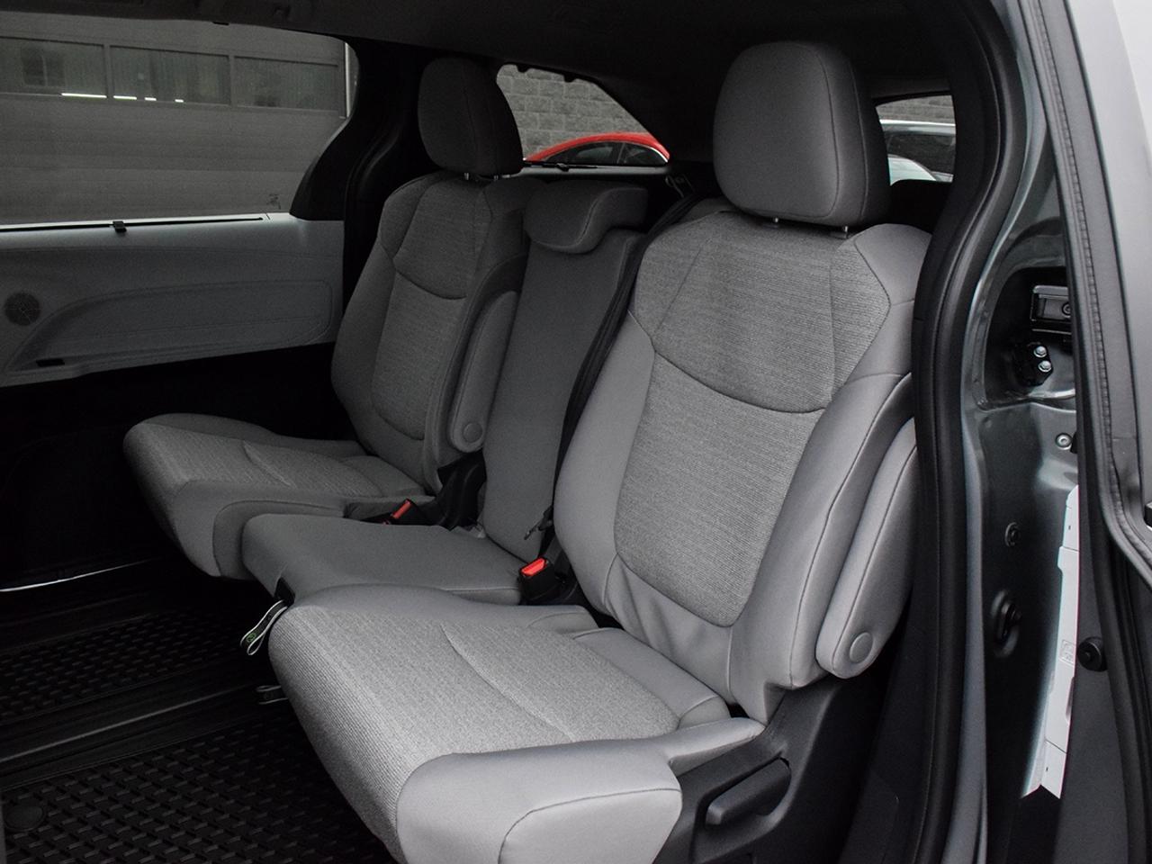 2026 Toyota Sienna LE Photo