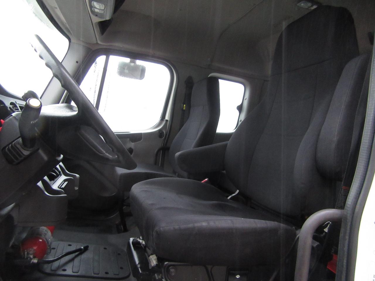 2019 Freightliner M2-106 EXT CAB 26FT BOX LARGE POWER LIFTGATE Photo