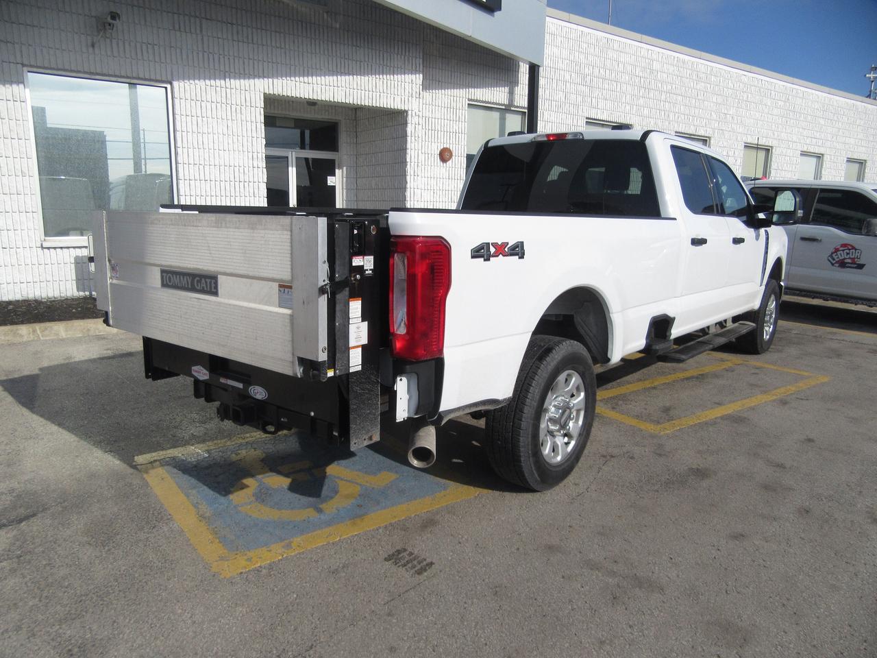 2024 Ford F-250 CREW CAB XLT 4X4 8FT LONG BOX WITH TOMMY GATE Photo2