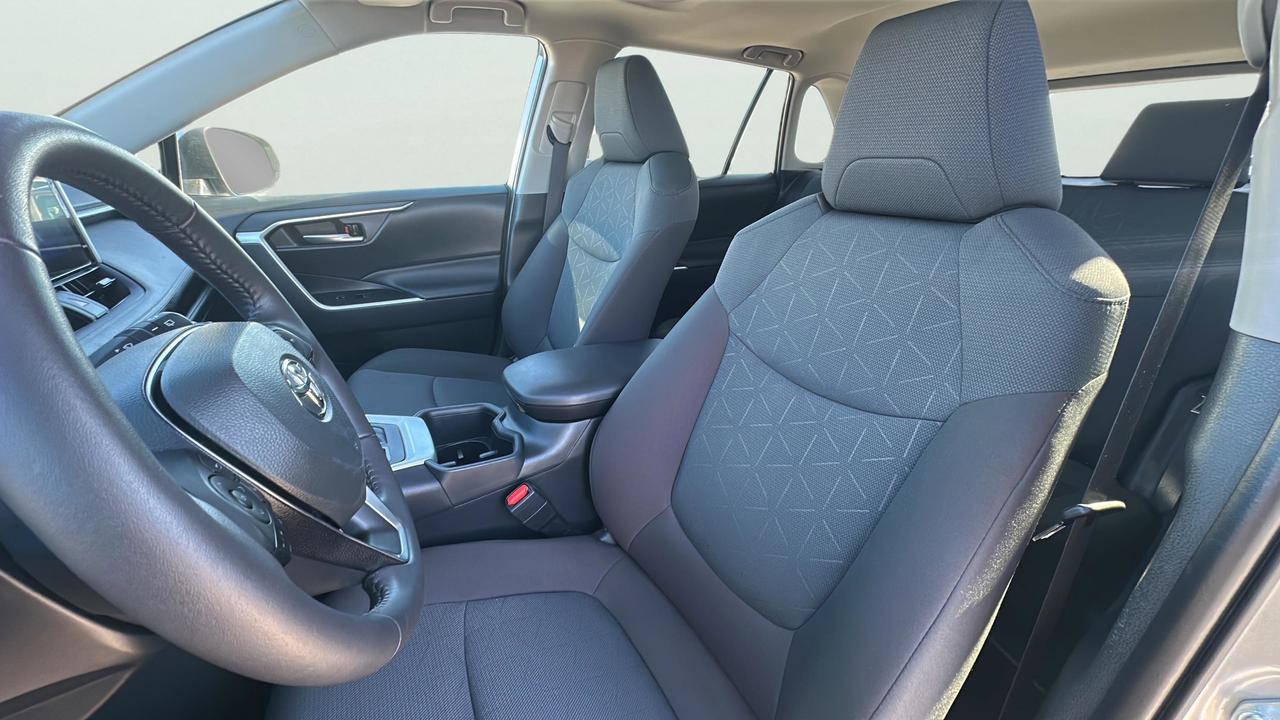 2025 Toyota RAV4 XLE AWD Photo