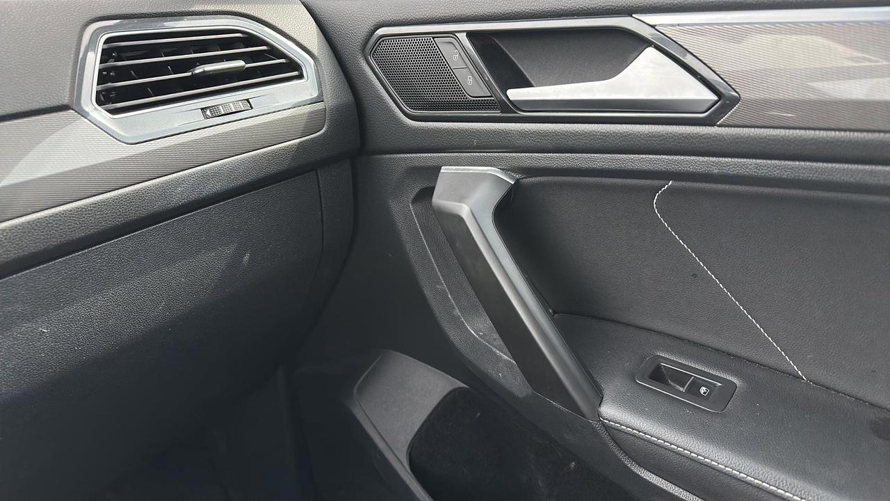 2022 Volkswagen Tiguan Comfortline R-Line Black Edition 4MOTION Photo