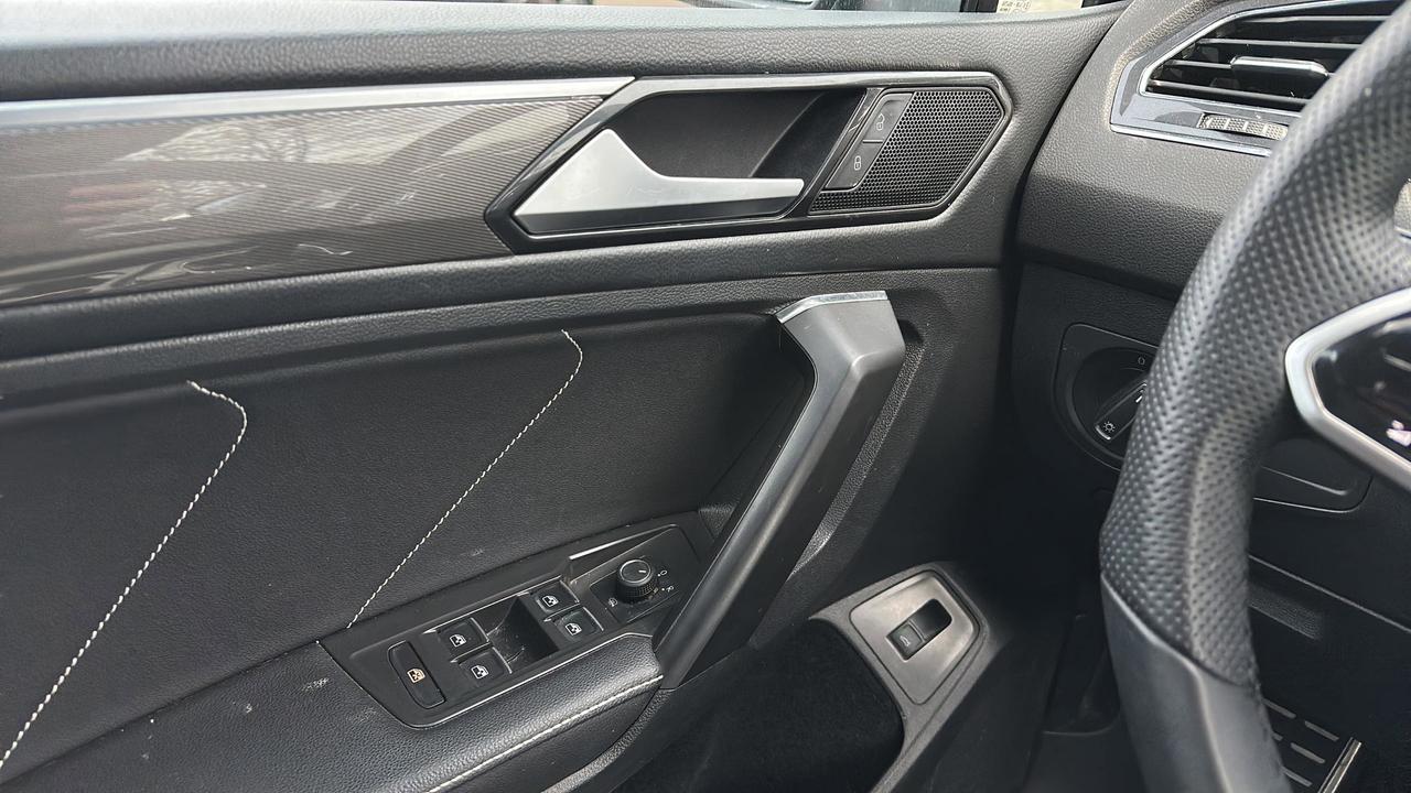 2022 Volkswagen Tiguan Comfortline R-Line Black Edition 4MOTION Photo