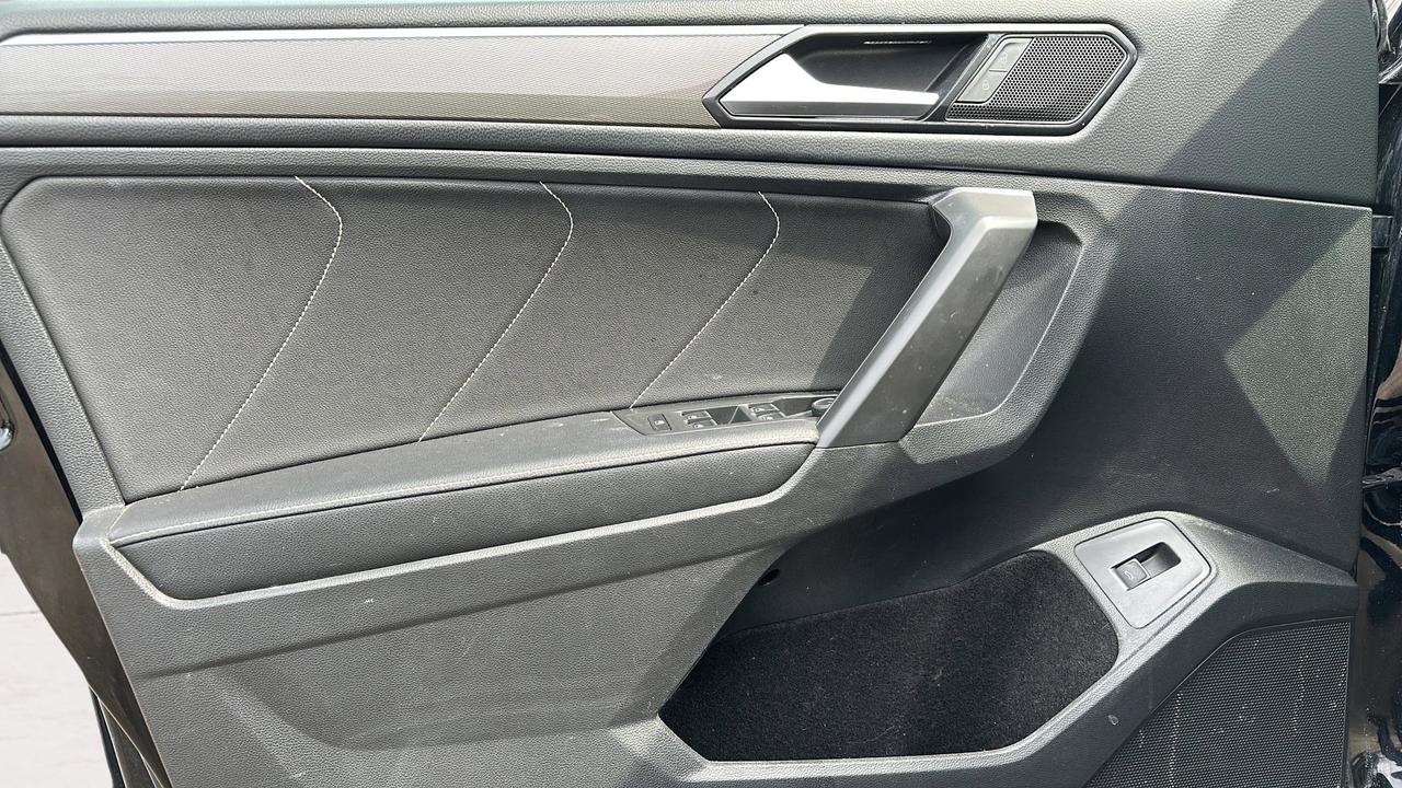 2022 Volkswagen Tiguan Comfortline R-Line Black Edition 4MOTION Photo