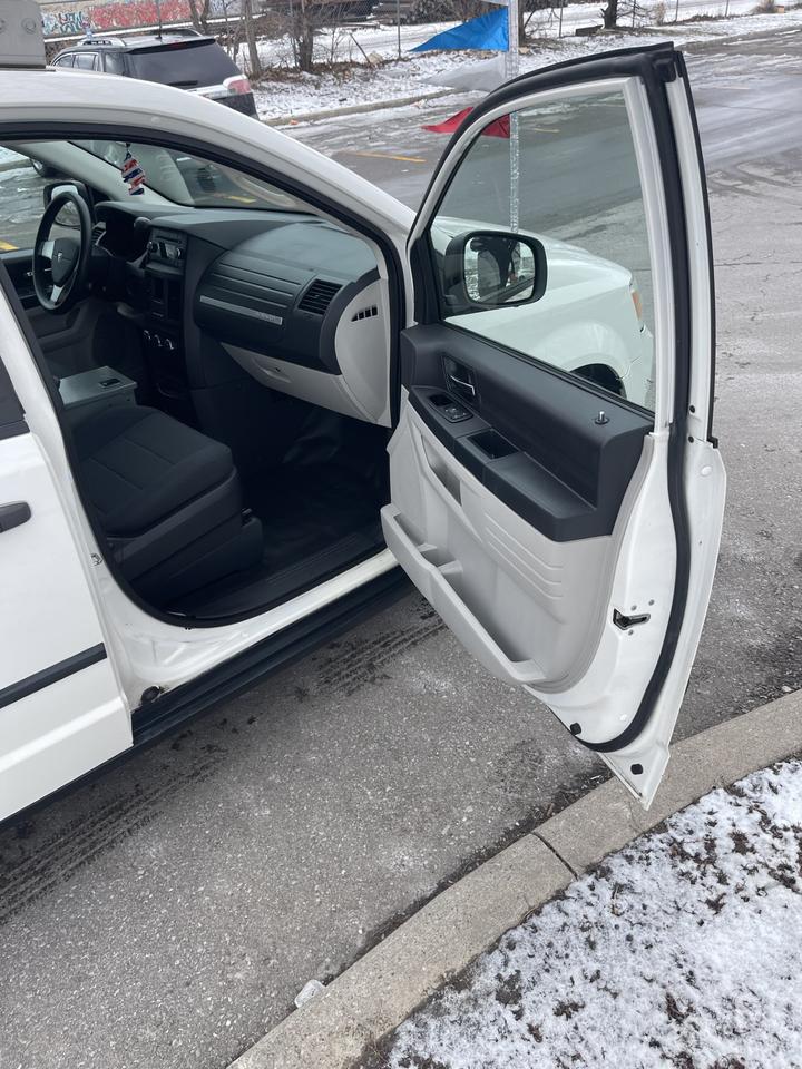 2009 Dodge Grand Caravan ONLY 167,000 KMS     LADDER RACK  /  INVERTER Photo
