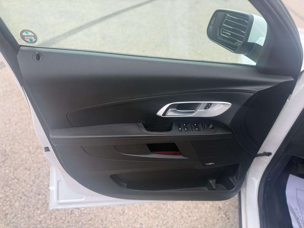 2017 Chevrolet Equinox LT Photo4