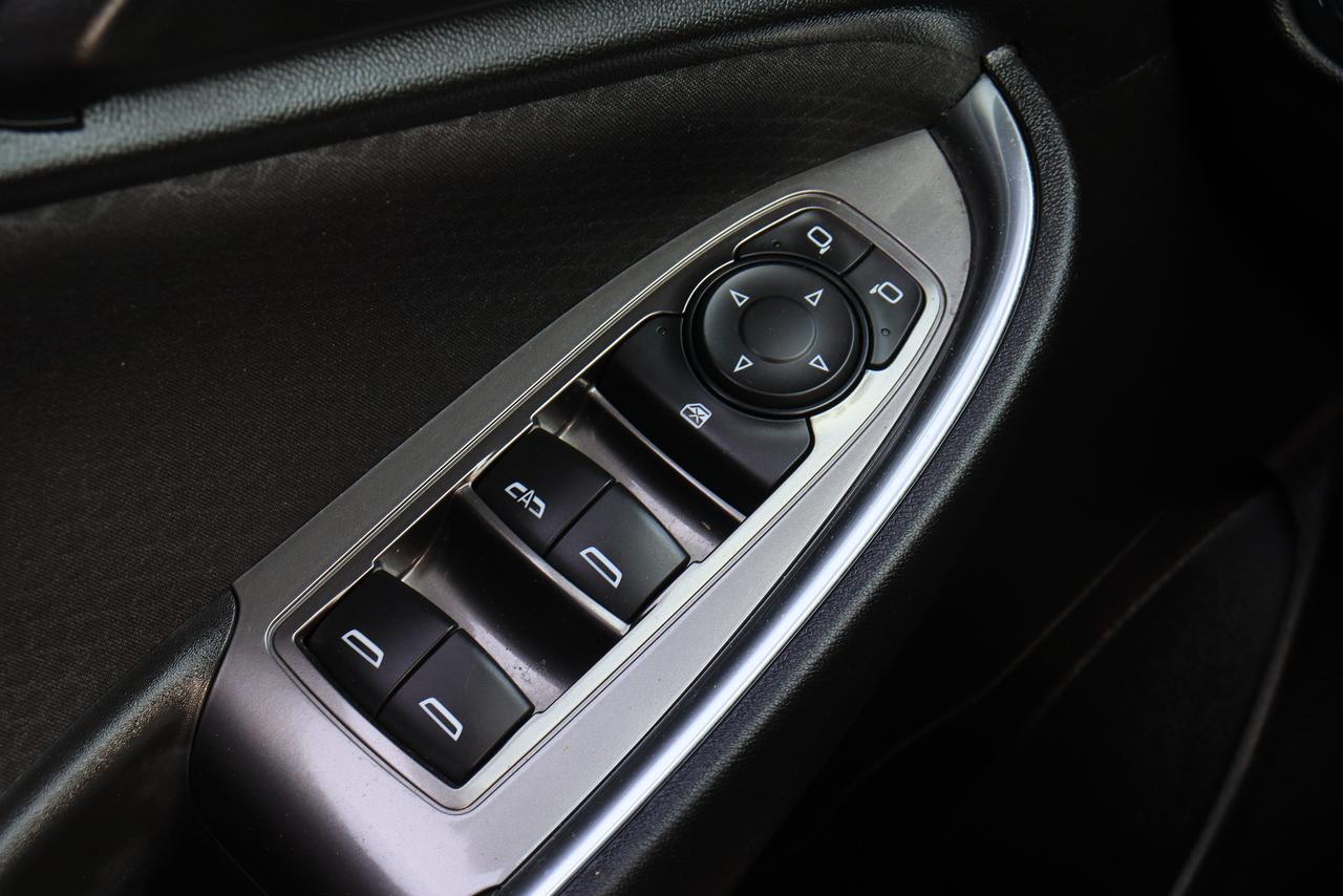 2019 Chevrolet Malibu Hybrid | Cam | CarPlay | GM Serviced | Very Clean Photo16
