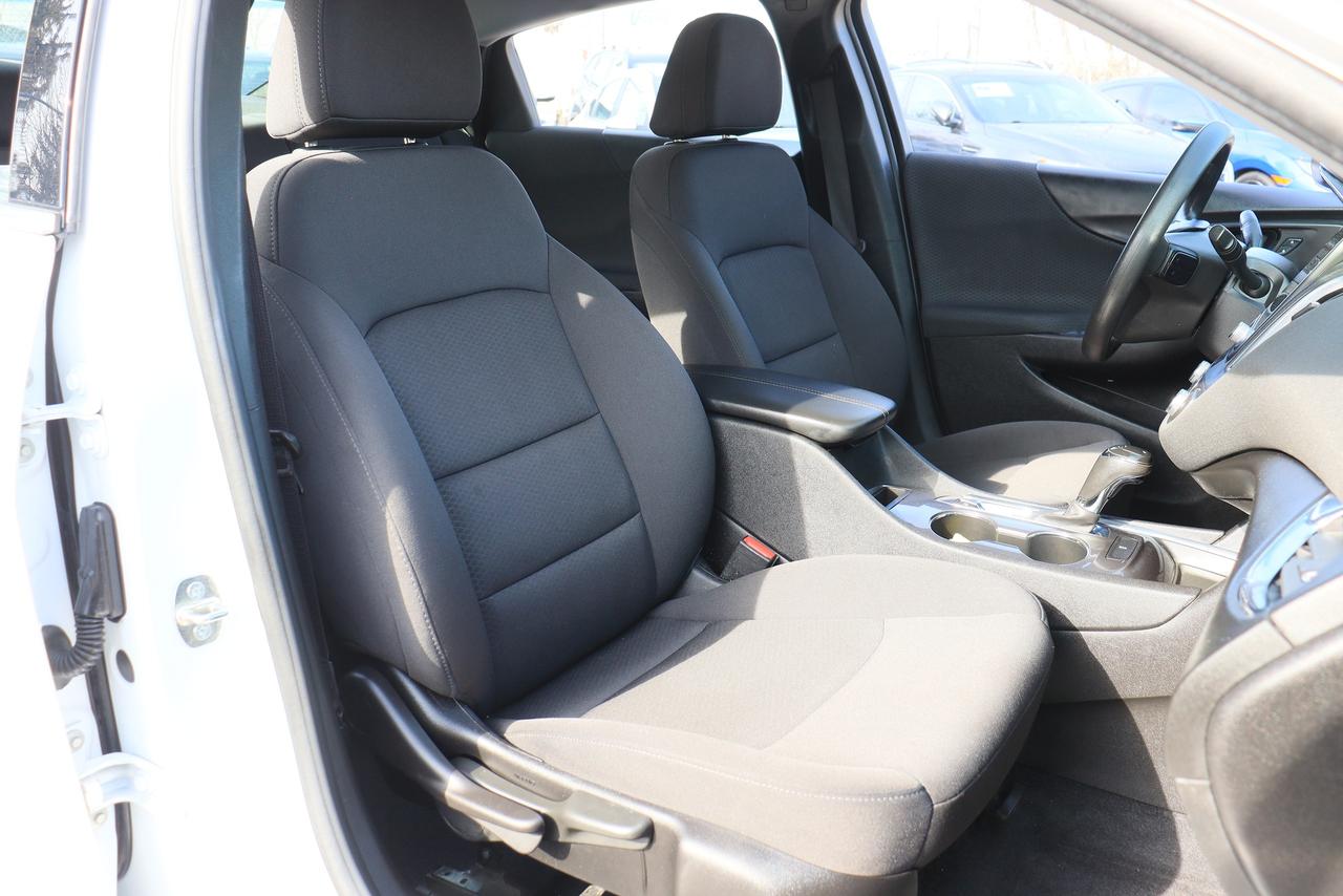 2019 Chevrolet Malibu Hybrid | Cam | CarPlay | GM Serviced | Very Clean Photo31
