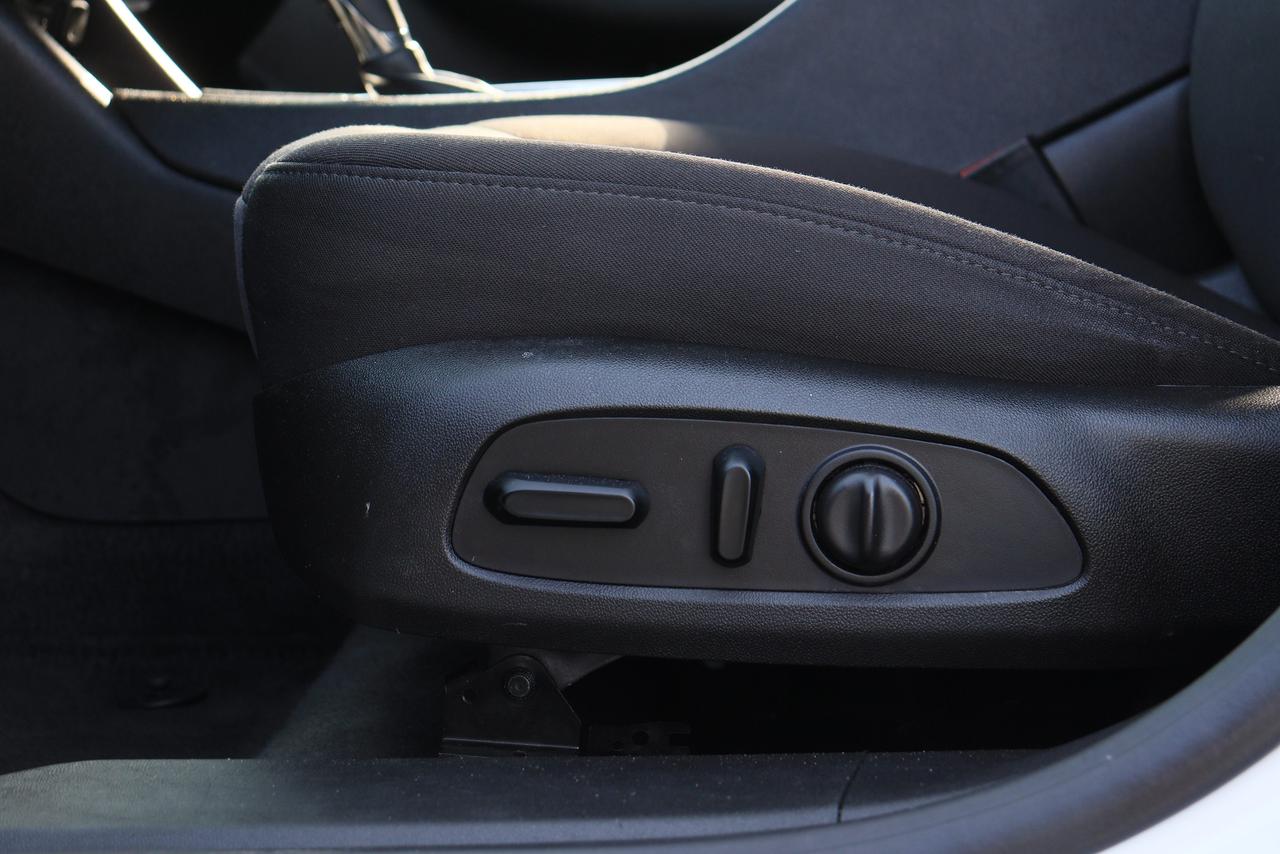 2019 Chevrolet Malibu Hybrid | Cam | CarPlay | GM Serviced | Very Clean Photo27