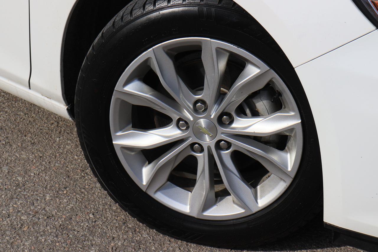 2019 Chevrolet Malibu Hybrid | Cam | CarPlay | GM Serviced | Very Clean Photo12