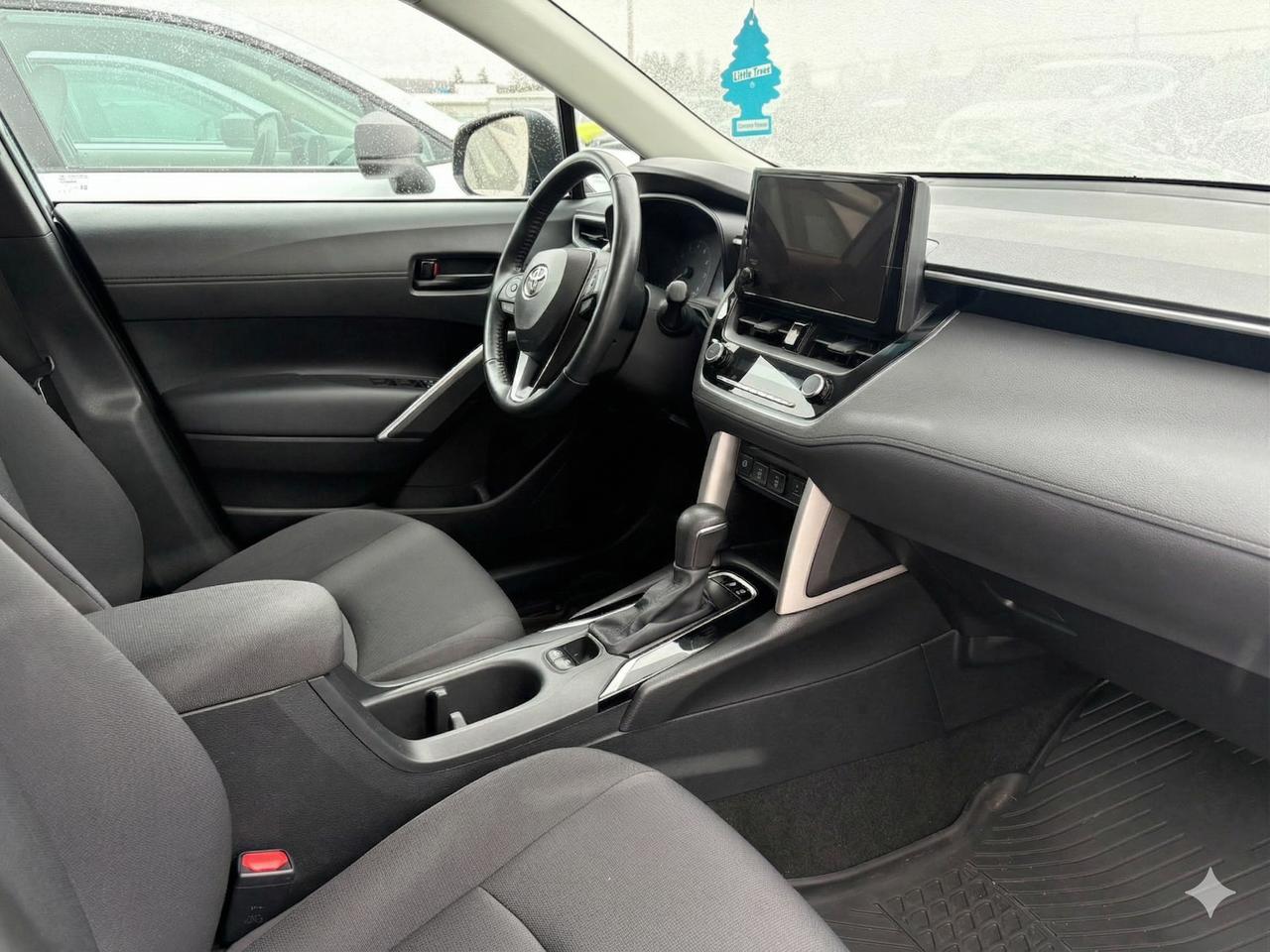 2024 Toyota Corolla Cross LE Photo