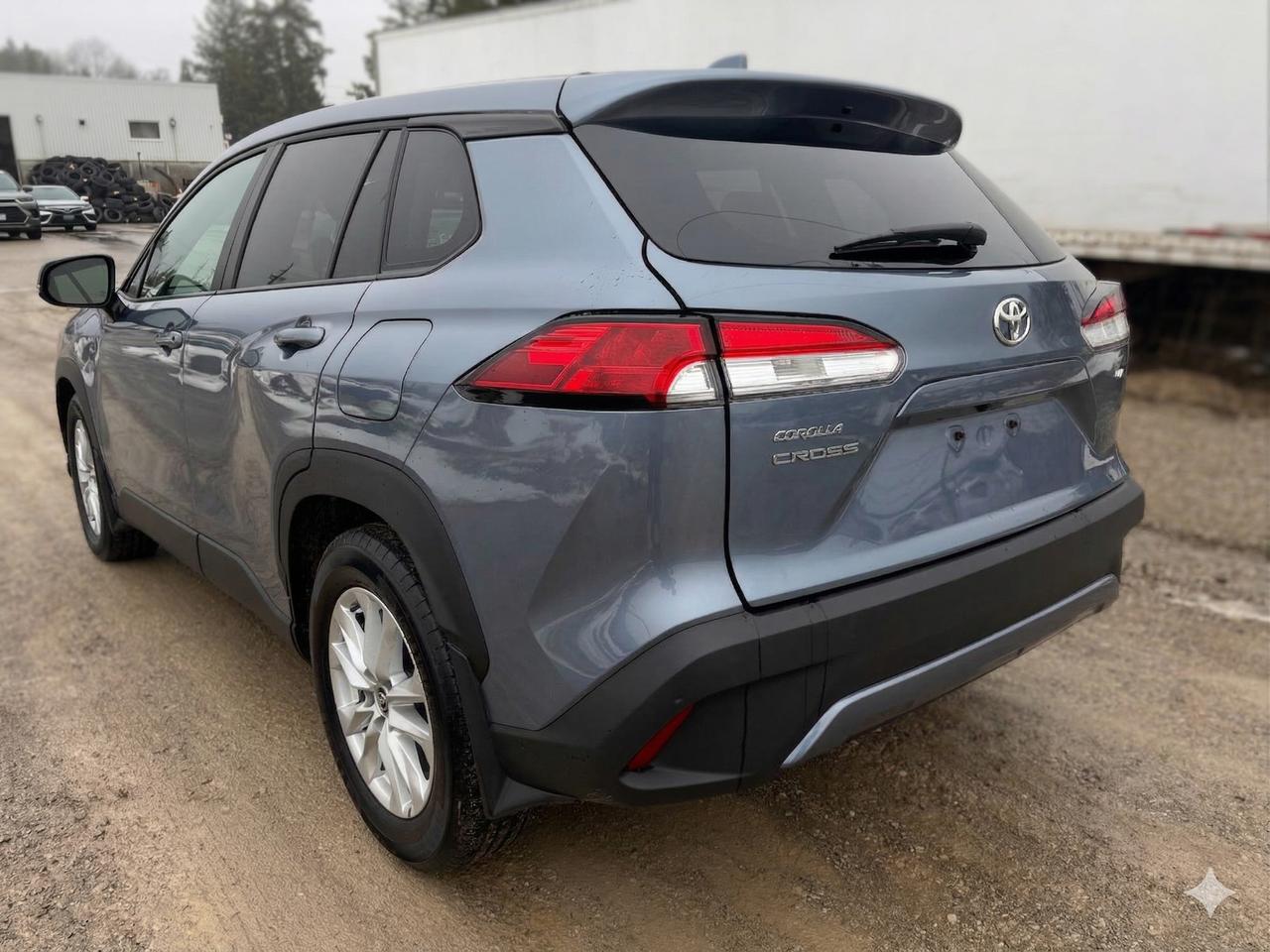 2024 Toyota Corolla Cross LE Photo2