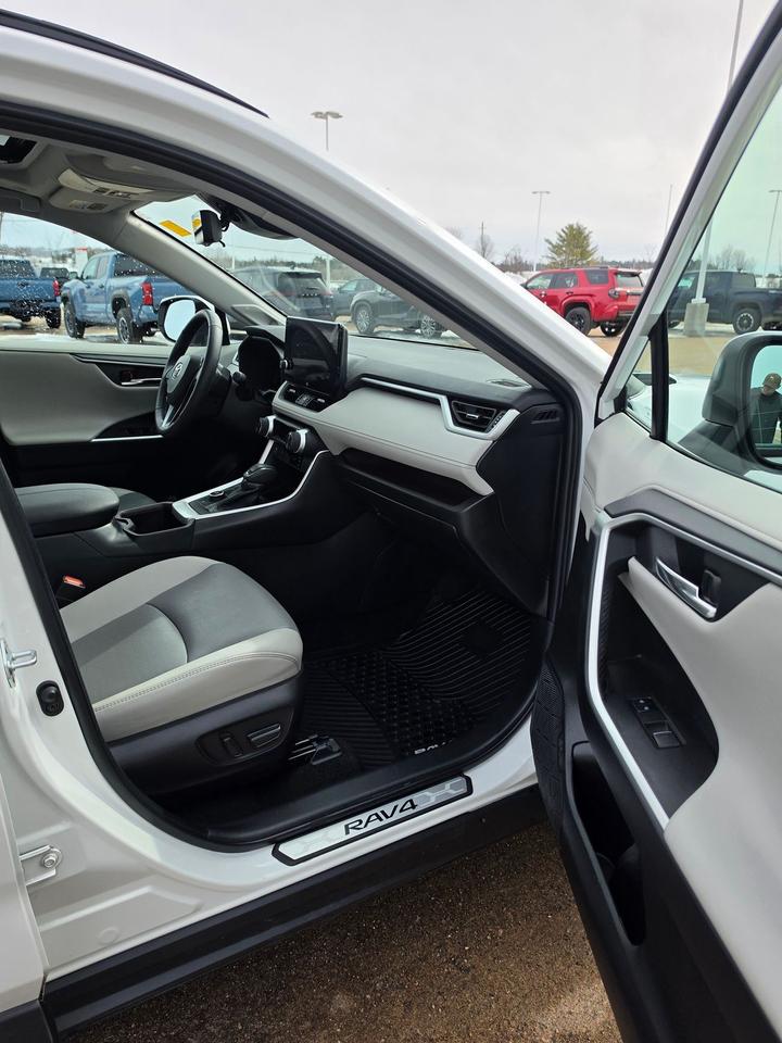 2024 Toyota RAV4 Hybrid Limited Photo