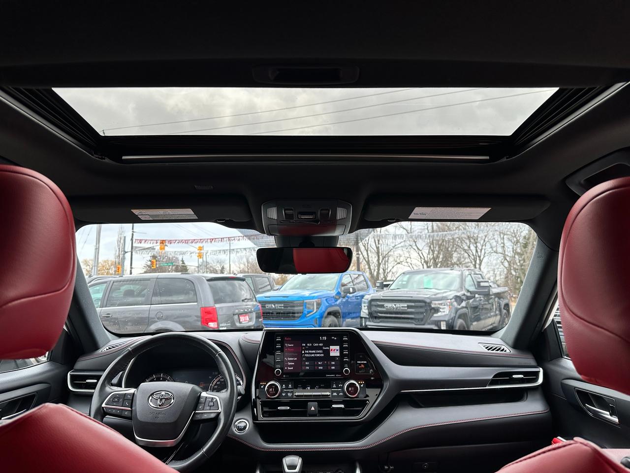 2022 Toyota Highlander XSE V6 AWD Heated Leather Sunroof BackupCam 3-Row Photo