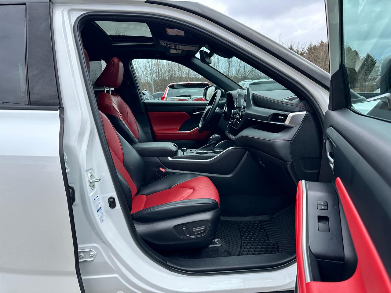 2022 Toyota Highlander XSE V6 AWD Heated Leather Sunroof BackupCam 3-Row Photo