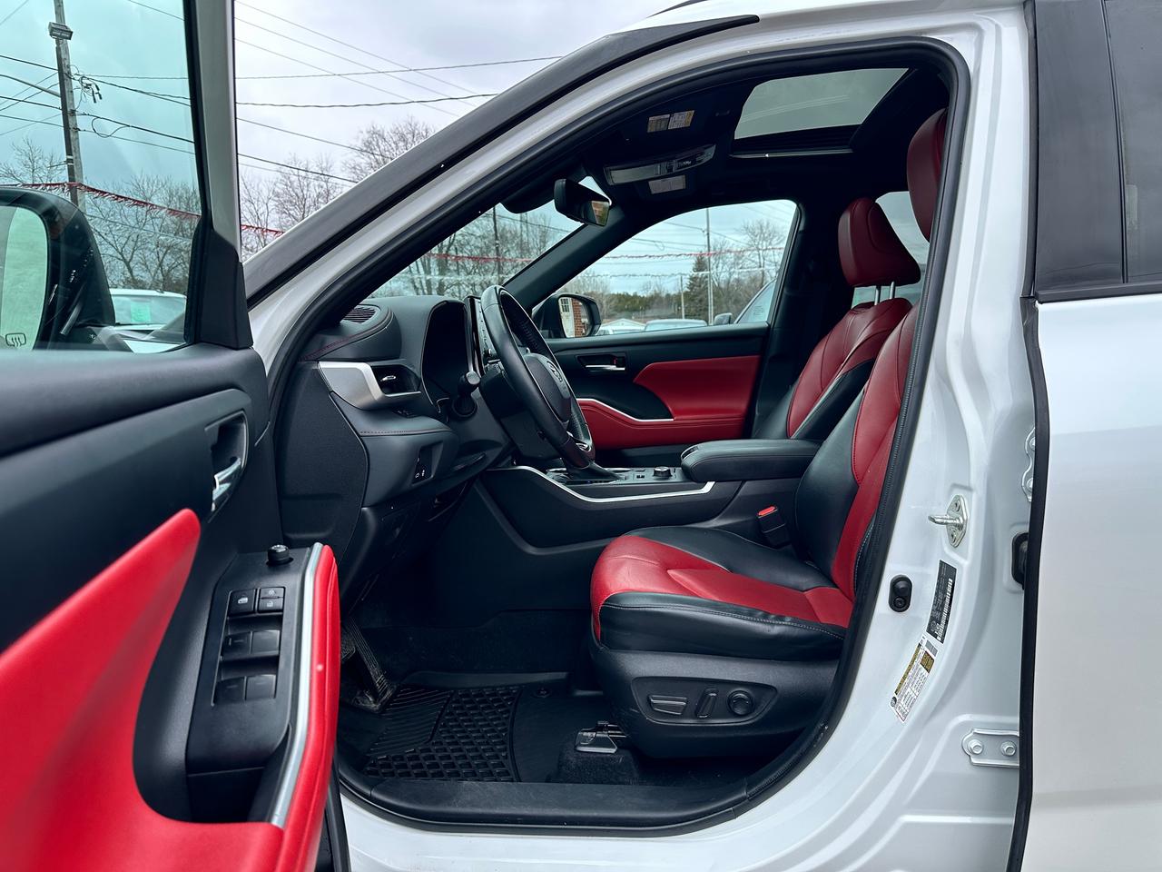2022 Toyota Highlander XSE V6 AWD Heated Leather Sunroof BackupCam 3-Row Photo