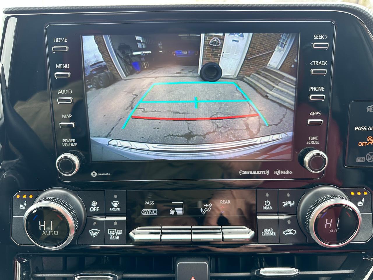 2022 Toyota Highlander XSE V6 AWD Heated Leather Sunroof BackupCam 3-Row Photo