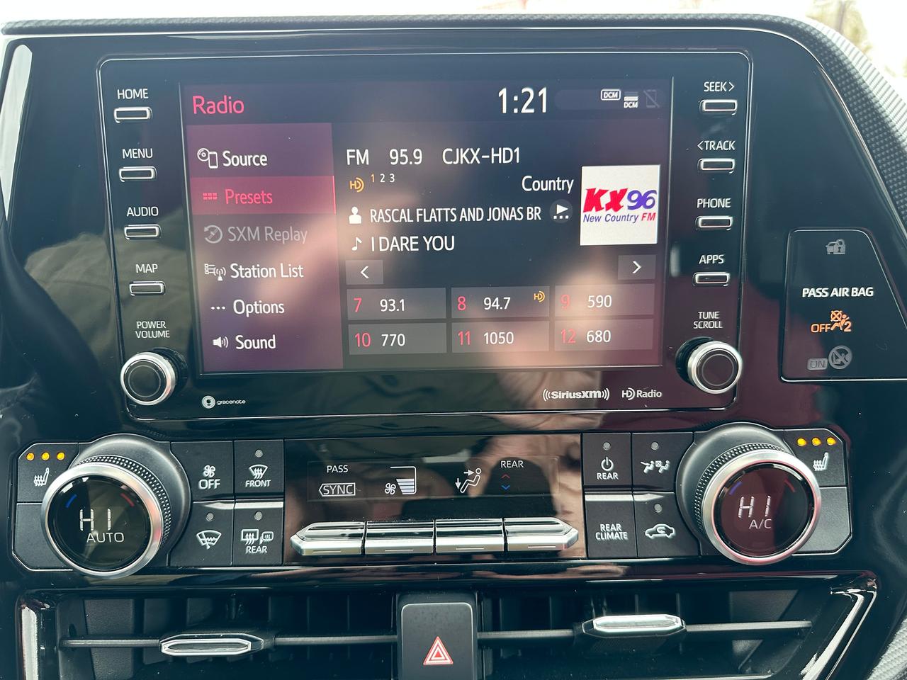 2022 Toyota Highlander XSE V6 AWD Heated Leather Sunroof BackupCam 3-Row Photo