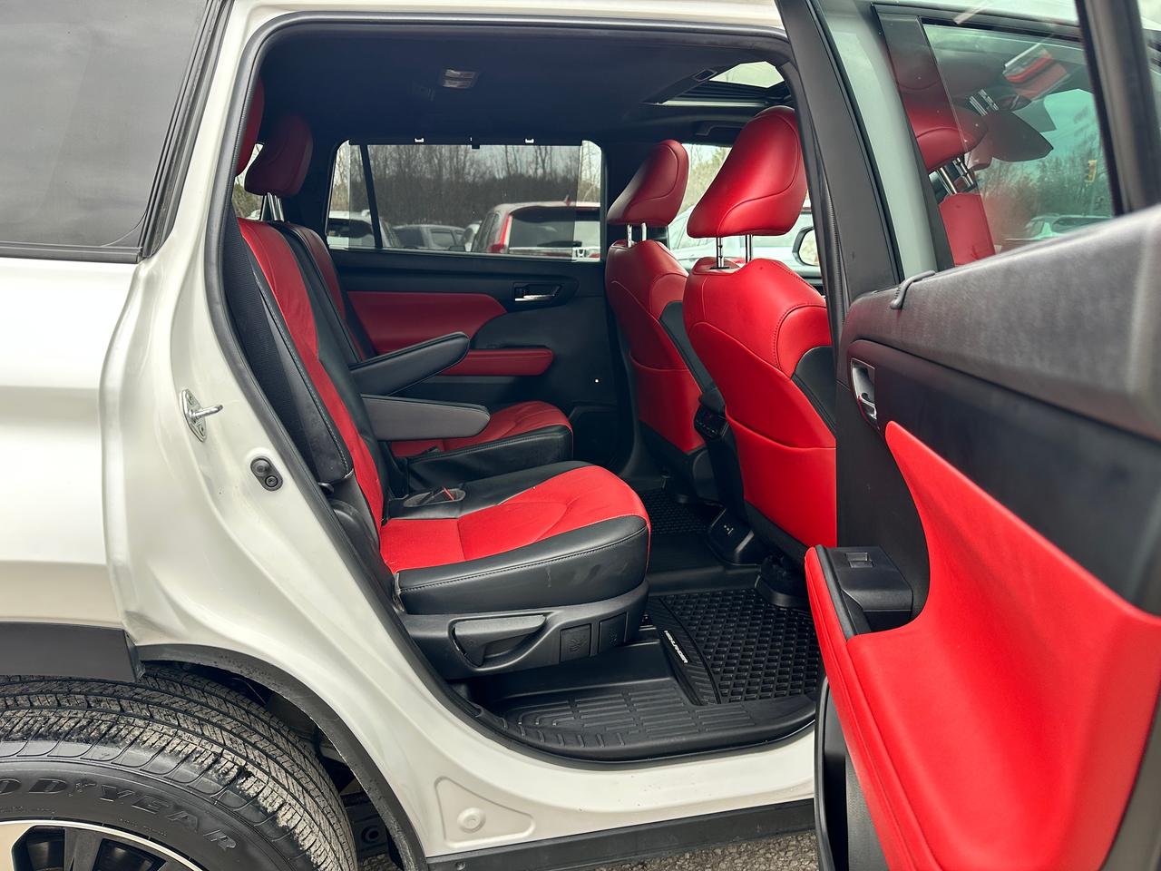 2022 Toyota Highlander XSE V6 AWD Heated Leather Sunroof BackupCam 3-Row Photo