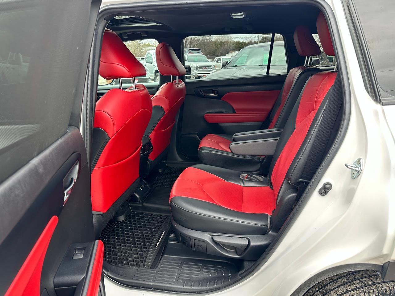 2022 Toyota Highlander XSE V6 AWD Heated Leather Sunroof BackupCam 3-Row Photo