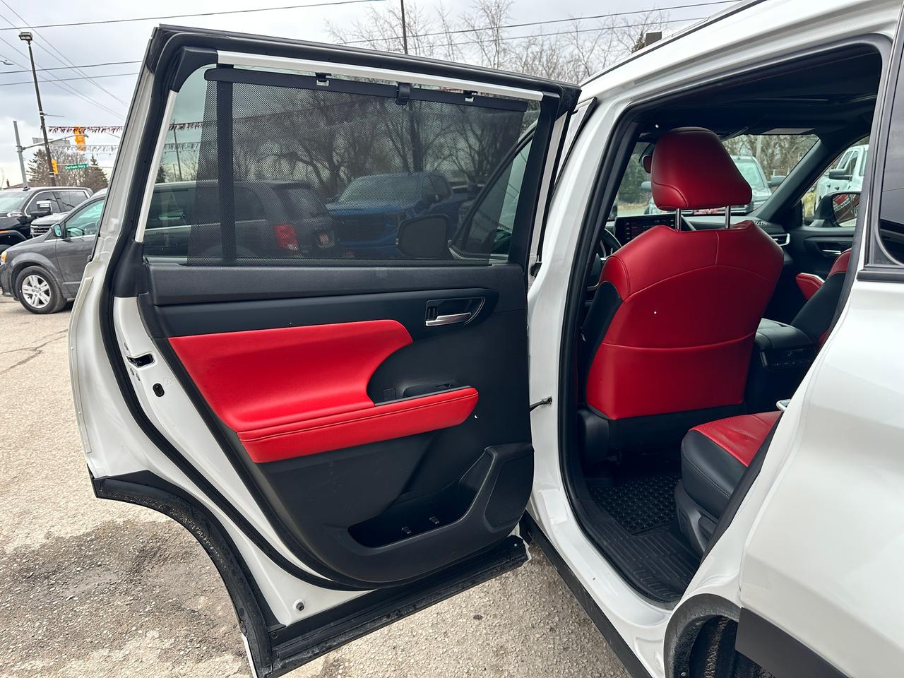 2022 Toyota Highlander XSE V6 AWD Heated Leather Sunroof BackupCam 3-Row Photo