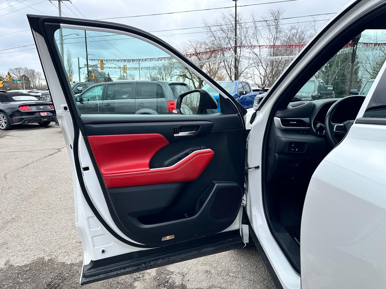 2022 Toyota Highlander XSE V6 AWD Heated Leather Sunroof BackupCam 3-Row Photo