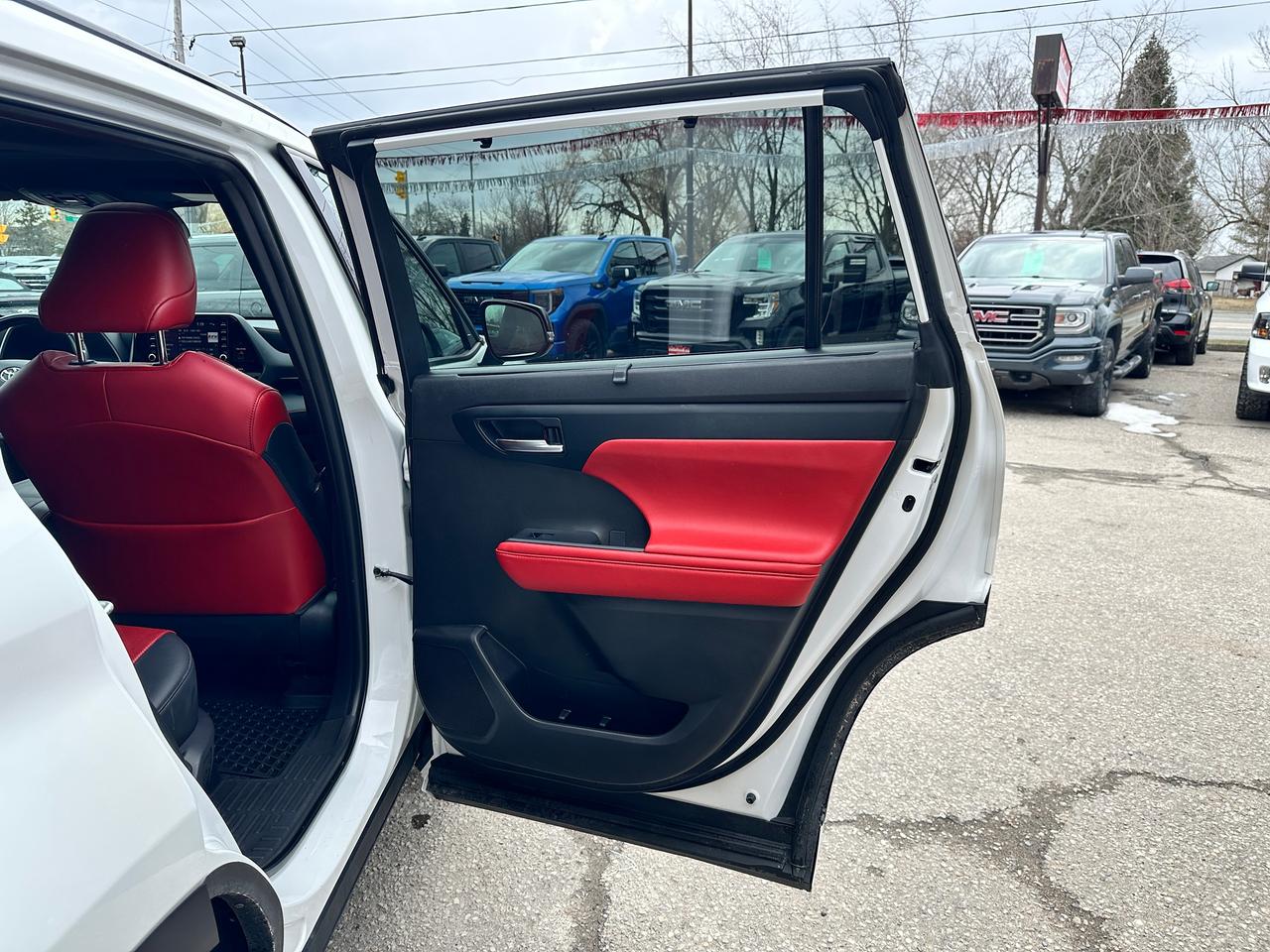 2022 Toyota Highlander XSE V6 AWD Heated Leather Sunroof BackupCam 3-Row Photo
