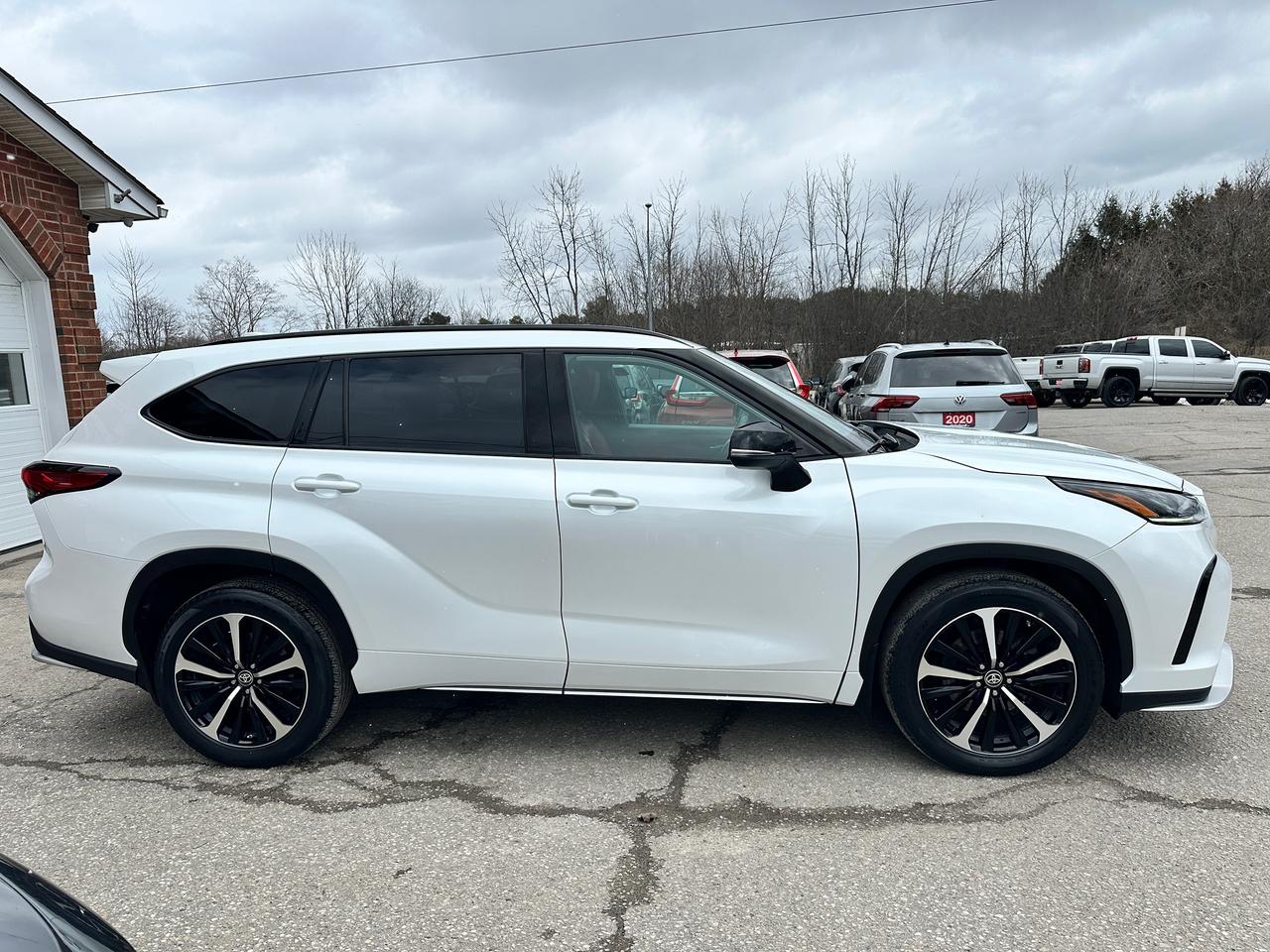 2022 Toyota Highlander XSE V6 AWD Heated Leather Sunroof BackupCam 3-Row Photo