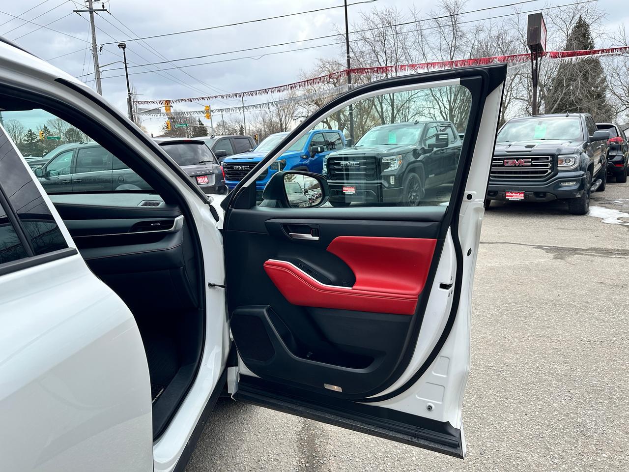 2022 Toyota Highlander XSE V6 AWD Heated Leather Sunroof BackupCam 3-Row Photo