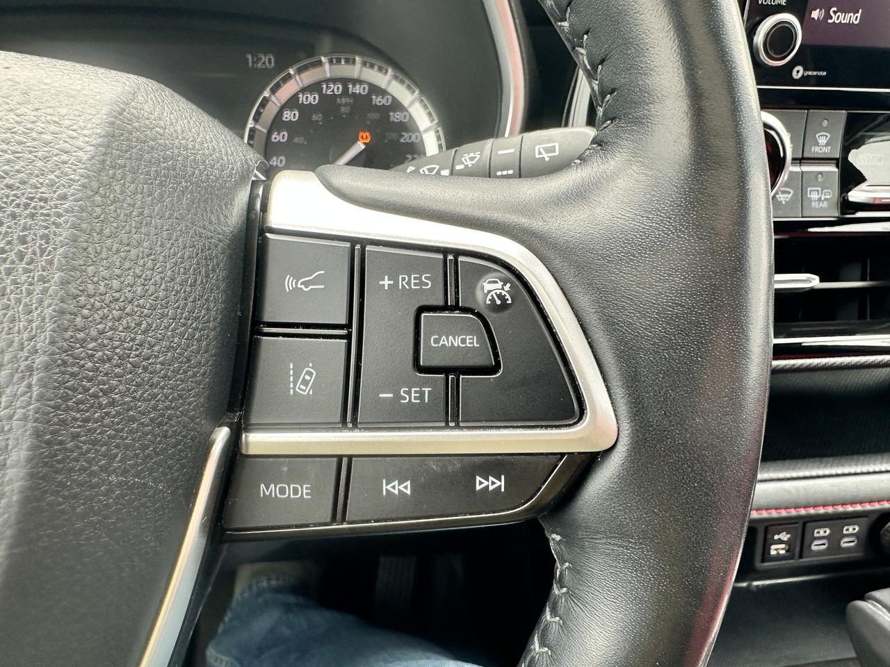 2022 Toyota Highlander XSE V6 AWD Heated Leather Sunroof BackupCam 3-Row Photo